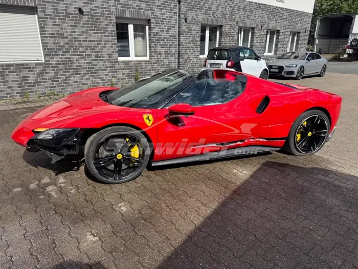 Ferrari 296 GTS, beschädigt / Unfallfahrzeug