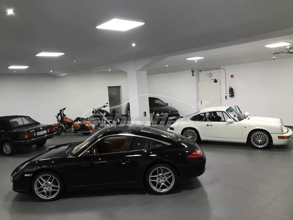 Halle mit Klassikern und Motorrädern