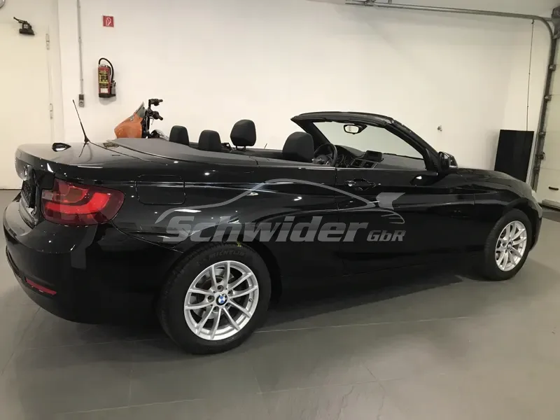 BMW Cabrio in der Halle