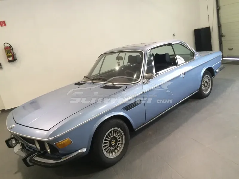 BMW 3.0 CS E9, hellblau, in der Ausstellungshalle