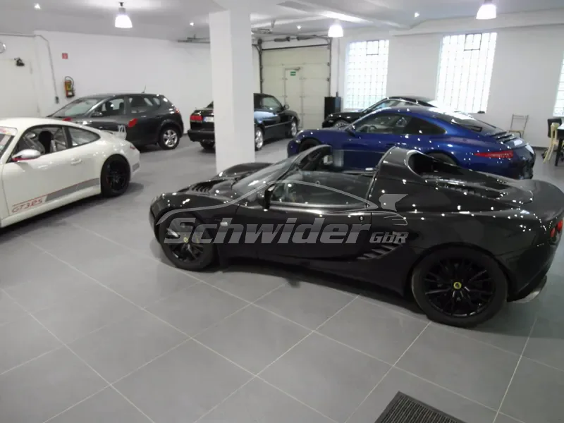Porsche 911 997, weiß, neben einem Lotus Elise
