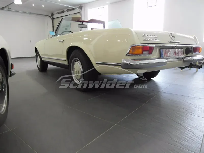 Mercedes 280 SL Pagode in der Halle