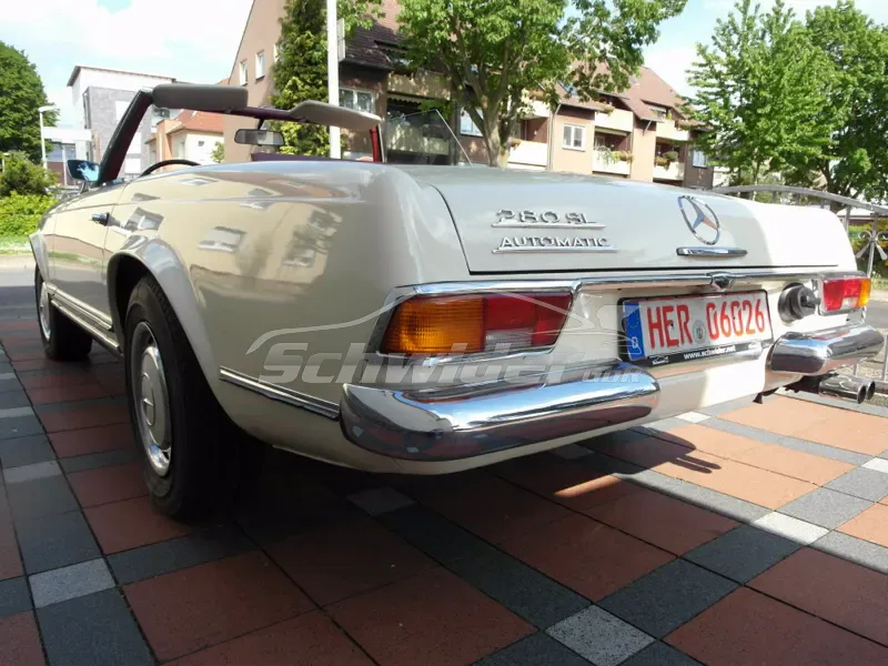 Fahrzeug im Hof Schwider, Bochum
