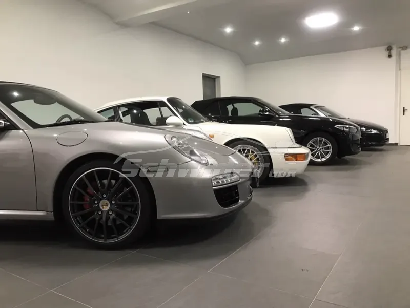 Porsche 911, Reihe aus vier Fahrzeugen in der Halle