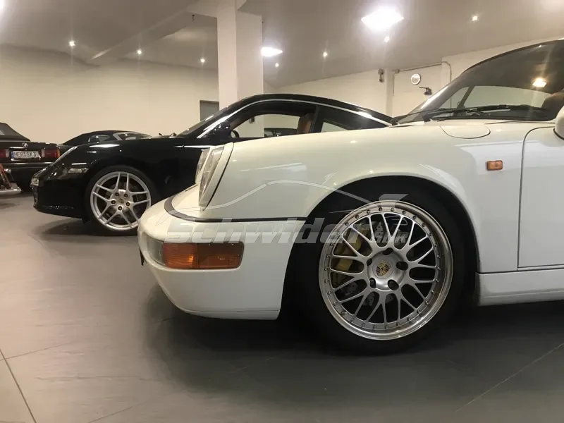 Porsche 911 964, weiß, in der Halle