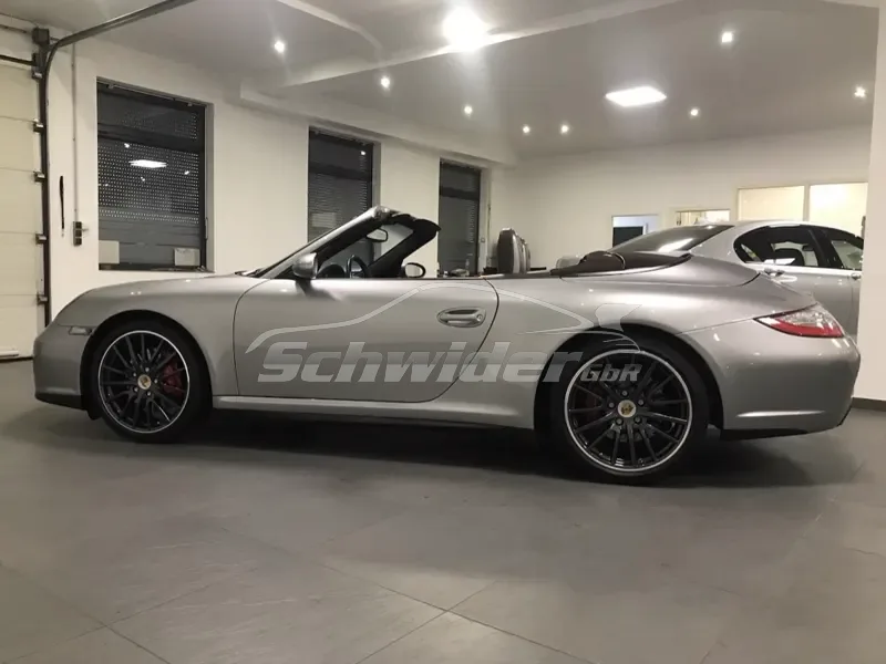 Porsche 911 997 Cabrio, silber, in der Halle