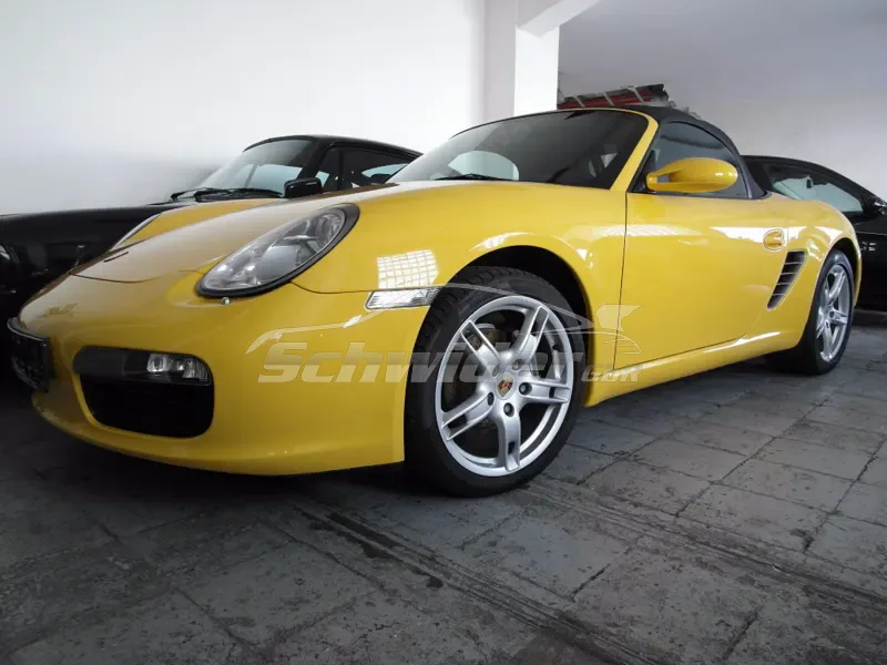 Porsche Boxster, gelb, in der Halle