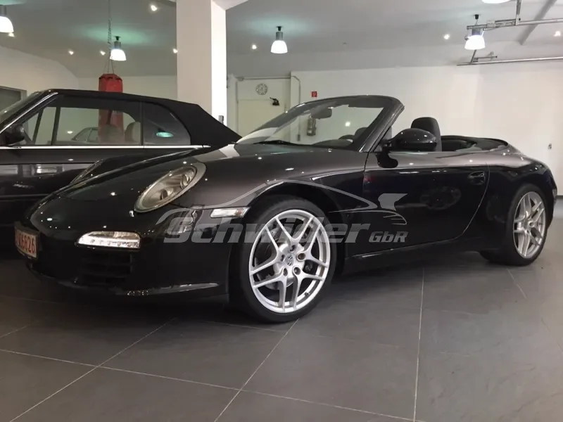 Porsche Boxster, schwarz, in der Halle
