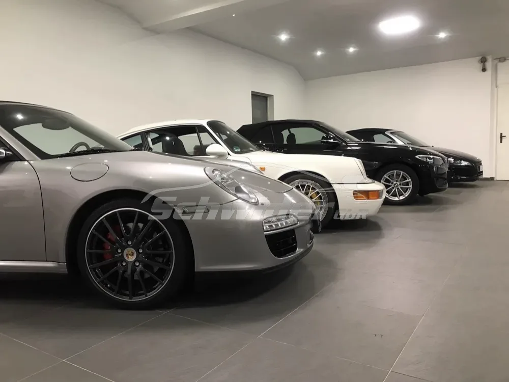 Reihe aus vier Porsche 911 in der Ausstellungshalle Schwider, Bochum