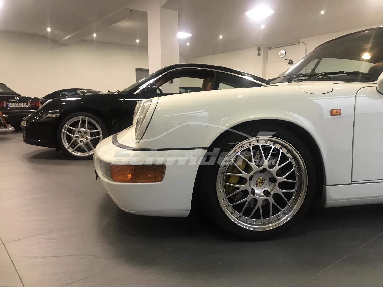 Porsche 911 964, weiß, in der Halle