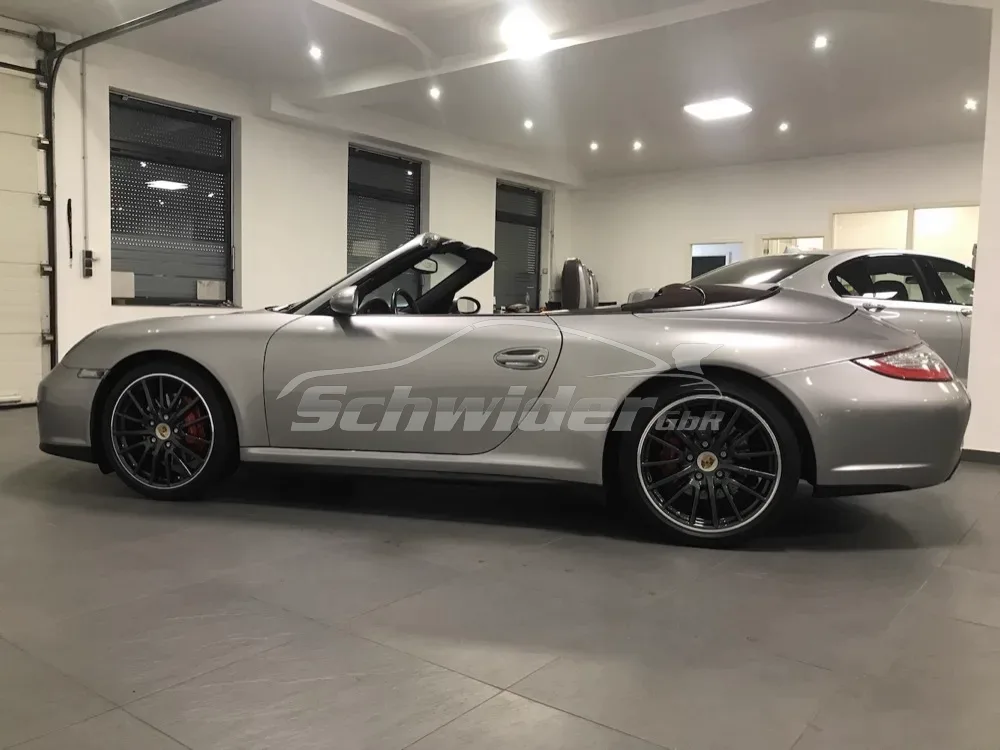 Porsche 911 997 Cabrio, silber, in der Halle