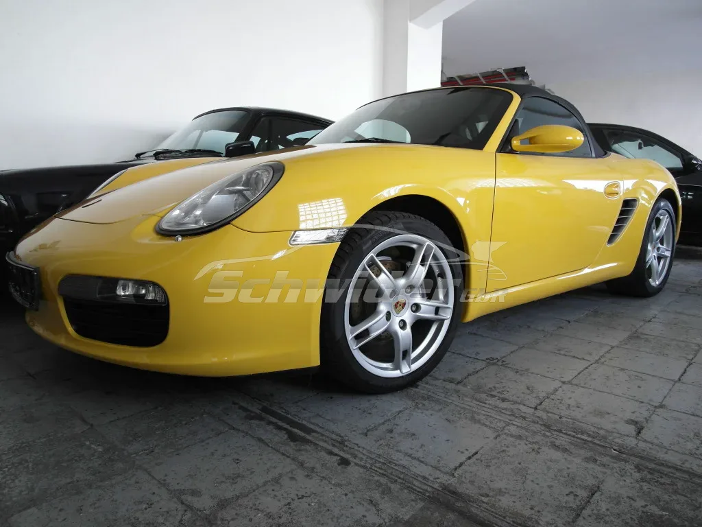 Porsche Boxster, gelb, in der Halle