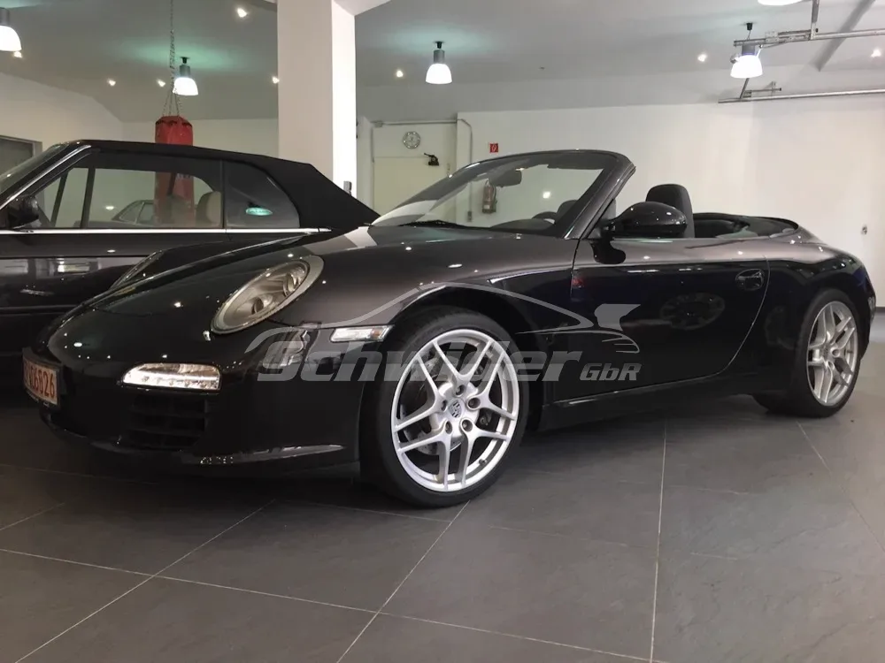 Porsche Boxster, schwarz, in der Halle
