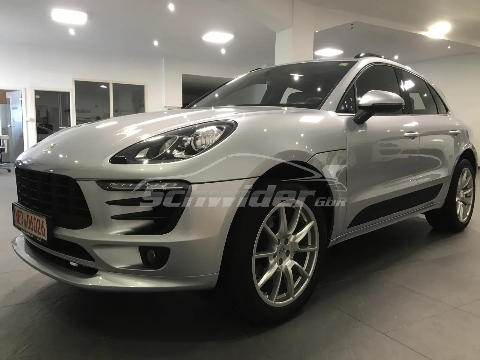 Porsche Macan silber in der Halle